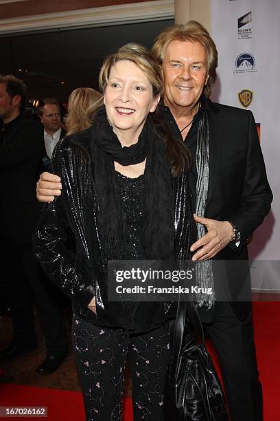 Howard Carpendale Und Donnice Pierce Bei Der 20. Verleihung "Diva - Deutscher Entertainment Preis" Im Hotel Bayerischer Hof In München .