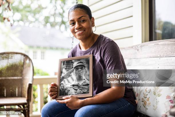 portrait of female army veteran with her service portrait - air force memorial fotografías e imágenes de stock