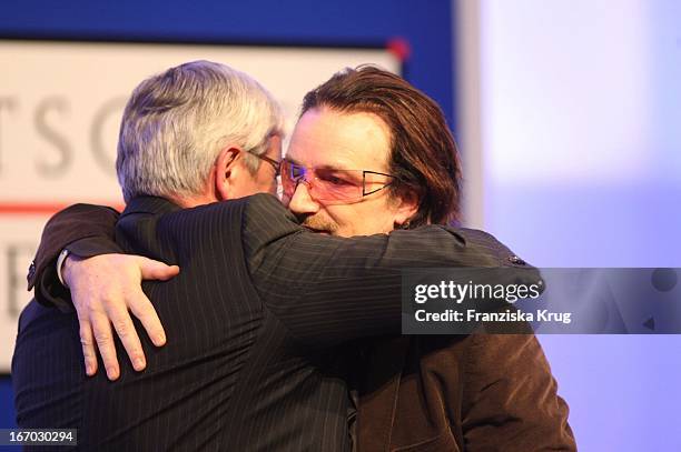 Joschka Fischer Und Bono Bei Der Verleihung Des "Deutschen Medienpreis" An U2_Sänger_Bono Im Kurhaus In Baden Baden Am 240106 .