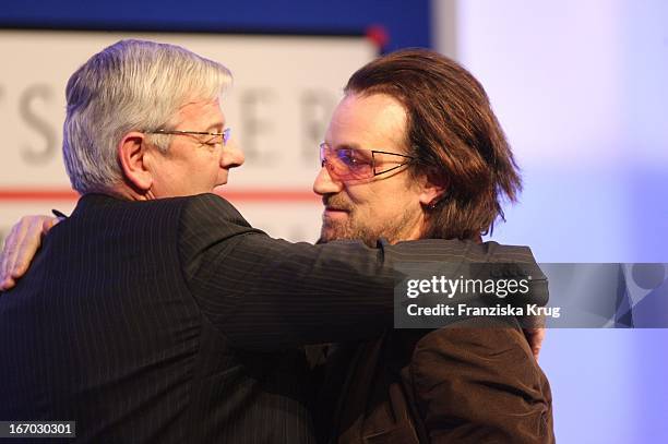 Joschka Fischer Und Bono Bei Der Verleihung Des "Deutschen Medienpreis" An U2_Sänger_Bono Im Kurhaus In Baden Baden Am 240106 .