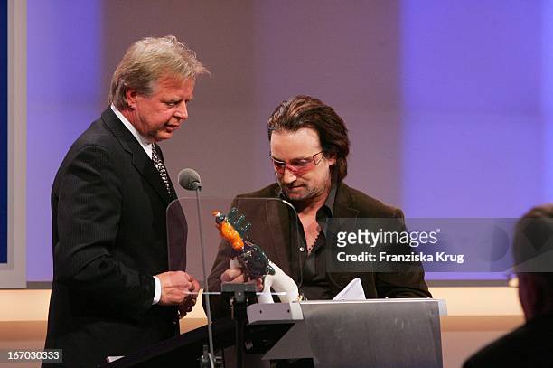 Preisträger Bono Vox Von U2 Und Karlheinz Kögel Bei Der Verleihung Des "Deutschen Medienpreis" An U2_Sänger_Bono Im Kurhaus In Baden Baden Am 240106 .