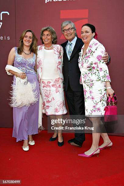 Christa Clarin Und Tochter Anna Mit Schauspieler Christian Wolff Und Ehefrau Marina Bei Der Verleihung Des "Bayerischen Fernsehpreises" In München Am...