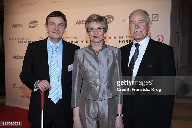 Andreas Bethke , Renate Reymann Mit Ehemann Bei Der Verleihung Des 8. Deutschen Hörfilmpreis Im Atrium Der Deutschen Bank In Berlin .