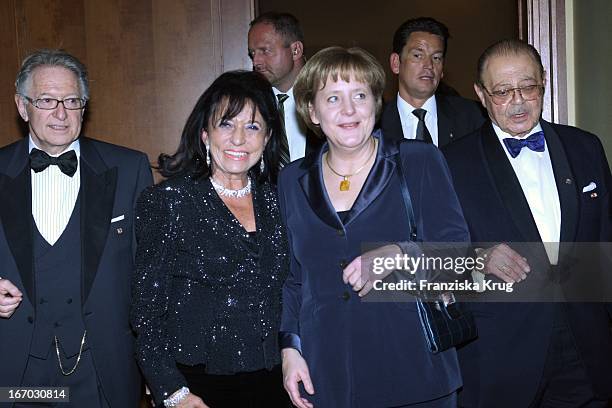 Vl Unternehmerin Regine Sixt Und Bundeskanzlerin Angela Merkel Bei Der Verleihung Des "B'Nai B'Rith Europe Award Of Merit" Im Mariott Hotel In Berlin...