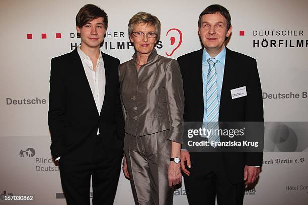 Schauspieler David Kross, Andreas Bethke Und Renate Reymann Bei Der Verleihung Des 8. Deutschen Hörfilmpreis Im Atrium Der Deutschen Bank In Berlin .