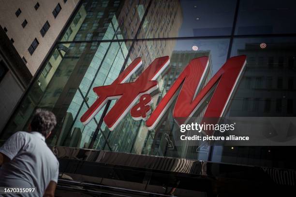 September 2023, USA, New York: The logo of H&M, taken in Manhattan. Photo: Michael Kappeler/dpa