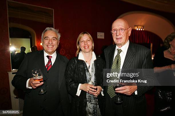 Michael Degen Mit Seiner Ehefrau Susanne Sturm Und Wolfgang Menge Bei Der Verleihung Des Henri Nannen Preis Im Deutschen Schauspielhaus In Hamburg .