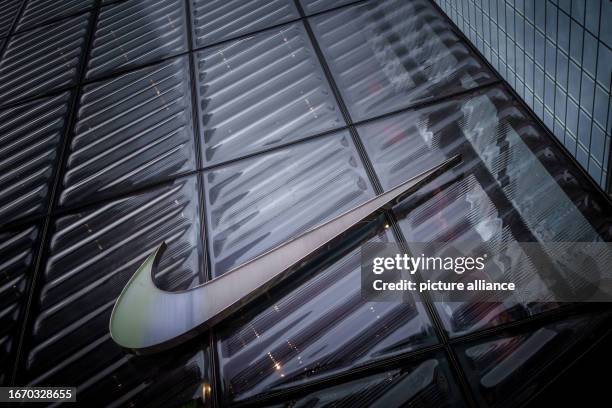 September 2023, USA, New York: The Nike logo on the 5th Avenue store, taken in Manhattan. Photo: Michael Kappeler/dpa