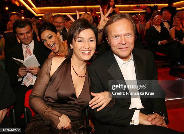 Sandra Maischberger Und Ehemann Jan Kerhart Bei Der Verleihung Der "Goldenen Kamera" In Berlin Am 020206 .