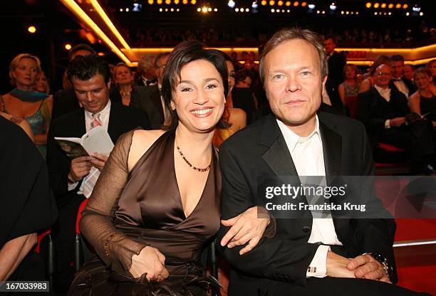 Sandra Maischberger Und Ehemann Jan Kerhart Bei Der Verleihung Der "Goldenen Kamera" In Berlin Am 020206 .