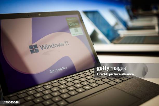 September 2023, USA, New York: The logo of Windows 11 from Microsoft, taken in the store on 5th Avenue in Manhattan. Photo: Michael Kappeler/dpa