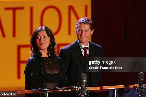 Eva Mattes Und Udo Schenk Bei Der Verleihung Des "Corine - Internationaler Buchpreis 2005" Im Prinzregententheater In München .