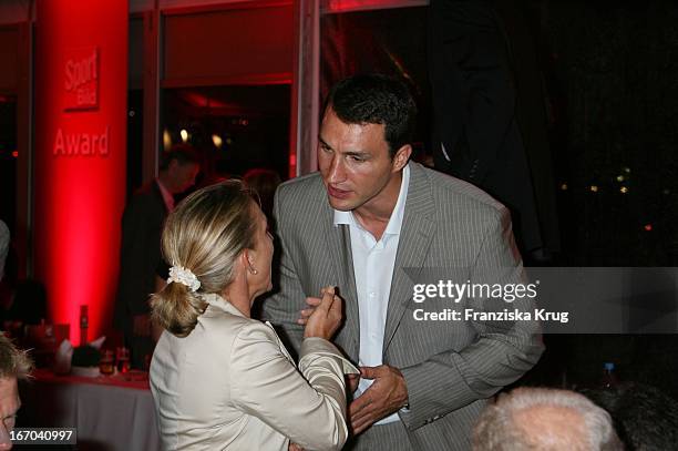 Heidrun Beckenbauer Und Wladimir Klitschko Bei Der Verleihung Des "Sport Bild Award 2006" Im Indochine In Hamburg .