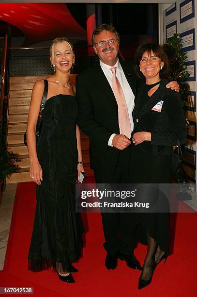 Europa Park Chef Roland Mack Mit Ehefrau Marianne Mit Miss Germany Antonia Schmitz Bei Der Verleihung Des "Deutschen Medienpreis 2005" Im...