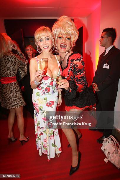 Drag Queen Olivia Jones Und Dolly Buster Bei Der Verleihung Der "Goldenen Henne" Im Friedrichstadtpalast In Berlin .