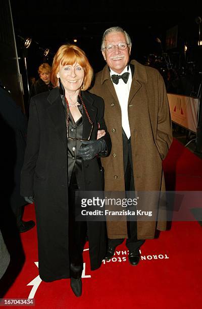 Kameramann Michael Ballhaus Und Seine Ehefrau Helga Bei Der Verleihung Des Europäischen Filmpreis In Berlin Am 061203 .