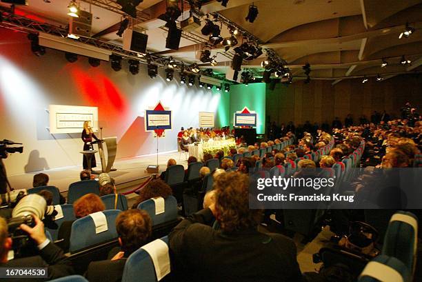 Königin Rania Von Jordanien Bei Der Verleihung Des "Deutschen Medienpreises" In Baden Baden .