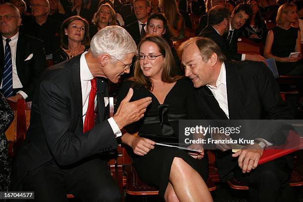 Sir Peter Jonas , Klaus Maria Brandauer Und Freundin Natalie Krenn Bei Der Verleihung Des 6. Internationalen Buchpreis Corine Im Prinzregententheater...