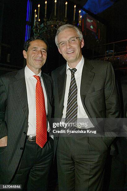 Sat1 Chef Roger Schawinski Und Urs Rohner Bei Der Verleihung "Woman Of The Year 2003" Von Der Zeitschrift "Maxim" Im Tränenpalast In Berlin Am 171203...