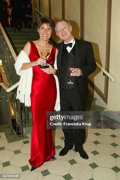 Moderatorin Bettina Böttinger Und Alfred Bremm Bei Der 38. Verleihung Der "Goldenen Kamera" Von Der Zeitschrift "Hörzu" Im Berliner Konzerthaus .