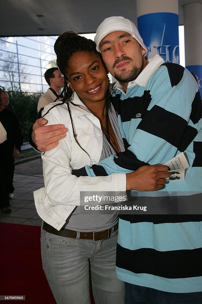 Rapper Gentleman Mit Background Sängerin Und Freundin Tamika Bei Der ...