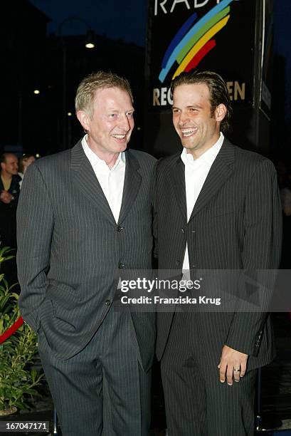 Manager Alfred Bremm Und Moderator Holger Speckhahn Bei Der Verleihung Des "Radio Regenbogen Award 2003" Im Rosengarten In Mannheim .