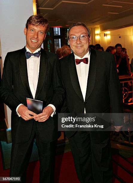 Schauspieler Jaecki Schwarz Mit Freund Hagen Henning Bei Der Zehnten Verleihung Des Medienpreis "Die Goldene Henne" Im Friedrichstadtpalast In Berlin...