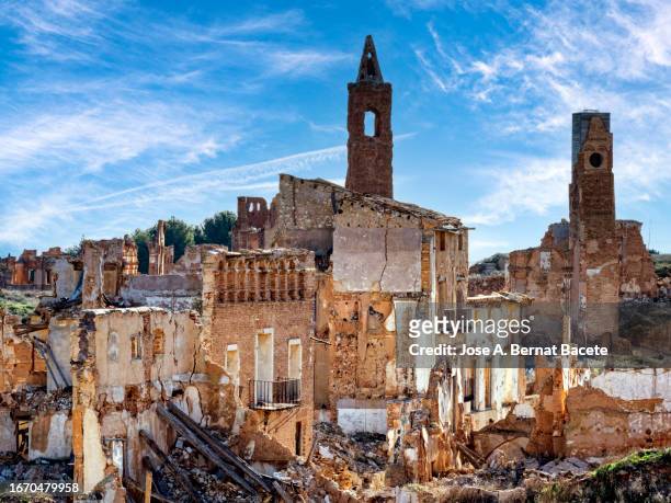 ruined church destroyed by bombing in the spanish civil war in belchite. - national center for civil stock-fotos und bilder
