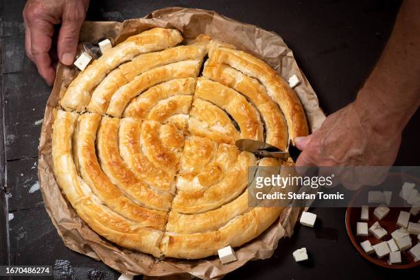traditioneller griechischer kuchen - schnecke mit käse. brötchen mit käsefüllung. - heritage round one stock-fotos und bilder