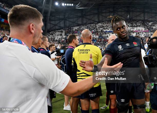 Owen Farrell and Maro Itoje of England shake hands at full-time following the Rugby World Cup France 2023 match between England and Argentina at...
