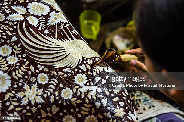 batik in the making - batik indonesia stockfoto's en -beelden