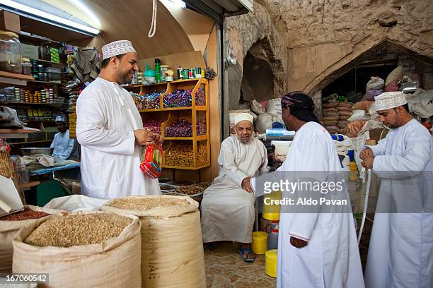 oman, nizwa, people at the market (souq) - nizwa fotografías e imágenes de stock
