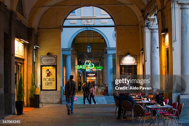 italy, turin, arcades in san carlo square - turin arcades stock pictures, royalty-free photos & images