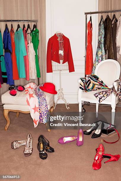 a dressing room - multi colored dress - fotografias e filmes do acervo