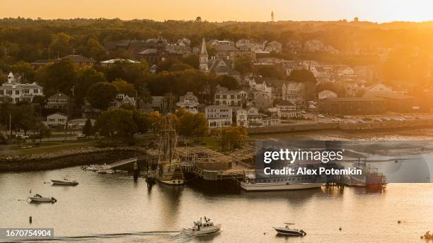 evening view of frazier state pier in plymouth harbor, located in cape cod bay, with the plymouth town at the backdrop. plymouth, massachusetts, usa. - plymouth massachusetts stockfoto's en -beelden