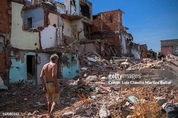 Moradores são obrigados a conviver com escombros de demolição, criminosamente deixados pelo Estado, o objetivo é terror psicológico e tornar...