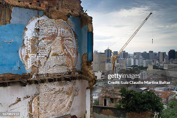 Alexandre Farto aka Vhils é um artista urbano português, que tem trabalhos realizados em várias partes do mundo sua proposta se aproxima do trabalho,...