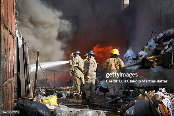 Incêndio que atingiu um ferro velho, na altura da passarela 9 da Avenida Brasil.