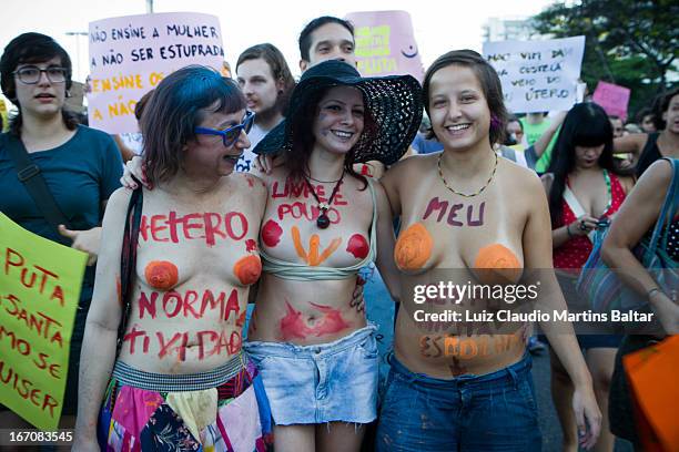 Marcha das Vadias reuniu mulheres no Rio contra a violência sexual. Ação foi contra a ideia de culpar as mulheres pela agressão que sofrem.