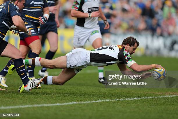 Nick Evans of Harlequins dives to score a try during the Aviva Premiership match between Worcester Warriors and Harlequins at Sixways Stadium on...