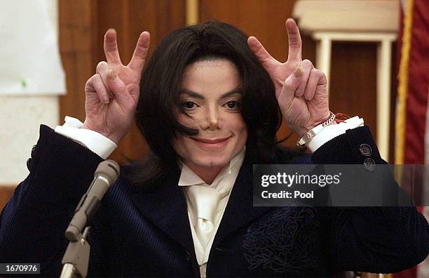 Singer Michael Jackson testifies during his civil trial in Santa Maria Superior Court on December 3, 2002 in Santa Maria, California. The artist is...