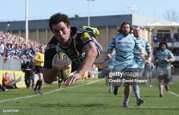 Francois Louw of Bath dives to score the late match winning try during the Aviva Premiership match between Bath and Leicester Tigers at the...