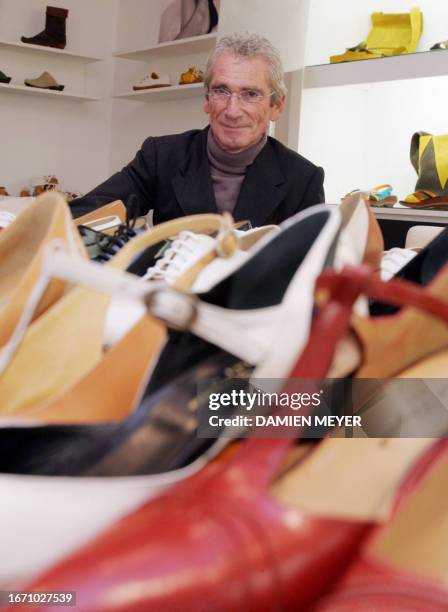 Photo prise le 29 novembre 2005 du chausseur français Robert Clergerie posant dans l'une de ses boutiques à Paris. A 71 ans, Robert Clergerie a...