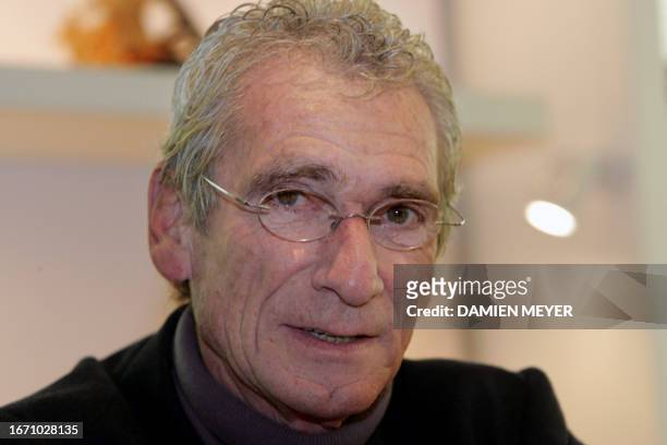Photo prise le 29 novembre 2005 du chausseur français Robert Clergerie posant dans l'une de ses boutiques à Paris. A 71 ans, Robert Clergerie a...