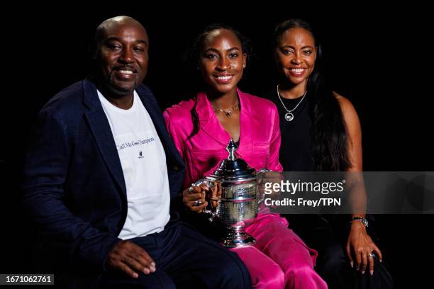Coco Gauff of the United States poses with her parents Corey and Candi Gauff with the winner's trophy outside Arthur Ashe Stadium after beating Aryna...
