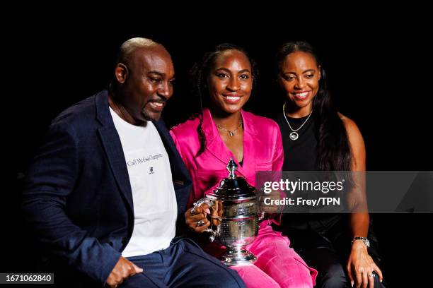 Coco Gauff of the United States poses with her parents Corey and Candi Gauff with the winner's trophy outside Arthur Ashe Stadium after beating Aryna...