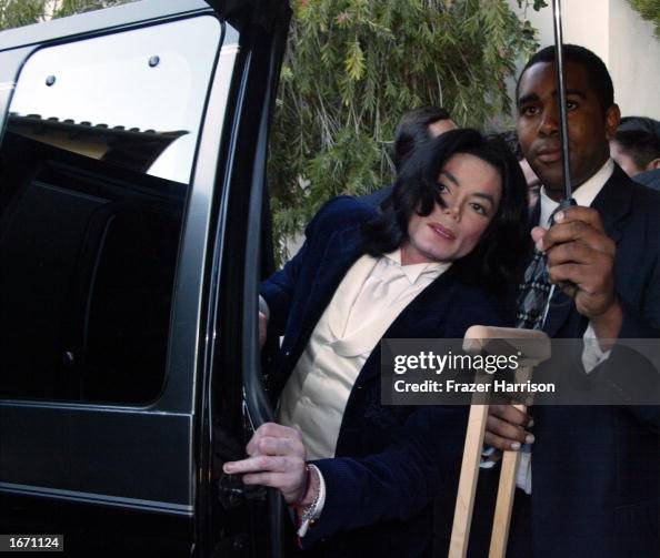 Singer Michael Jackson leaves Santa Maria Superior Court for a lunch Singer Michael Jackson leaves Santa Maria Superior Court for a lunch