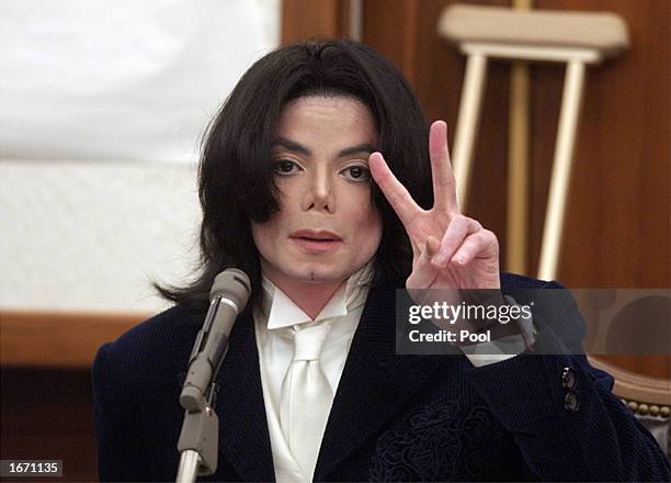 Singer Michael Jackson testifies during his civil trial in Santa Maria Superior Court on December 3, 2002 in Santa Maria, California. The artist is...