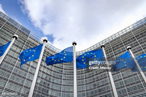 europäische kommission europäische union flagget eu-flaggen gemeinsam brüssel - europäische kommission stock-fotos und bilder