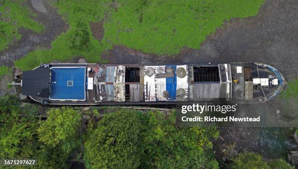 abandoned houseboat - riverbed stock pictures, royalty-free photos & images